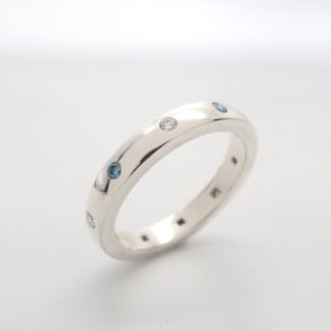 シルバー　埋め込み留めエタニティリング 0.02ctダイヤx10 ブルー＆ホワイト"Frozen"